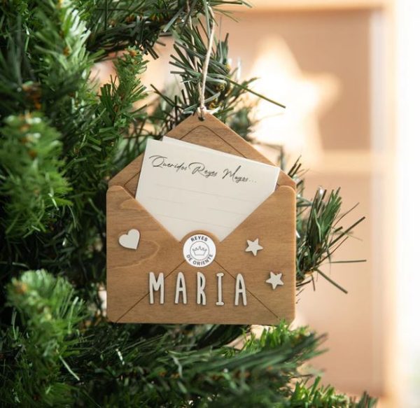 Adorno sobre de madera y símbolos en blanco