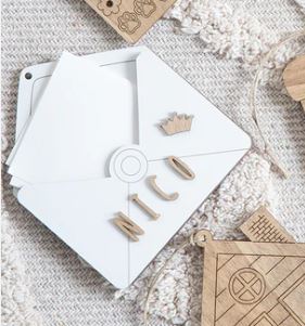 Adorno sobre blanco y símbolos en madera